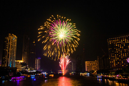 夜间城市观赏庆祝节日背景的烟花色彩多天空河火图片