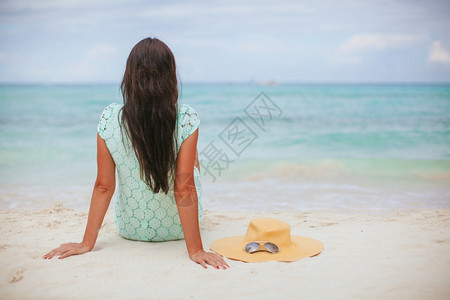 海边度假的女人图片