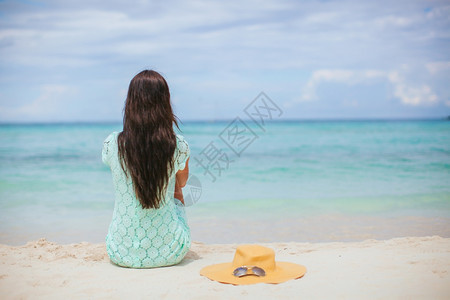 海边度假的女人图片