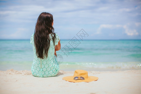 海边度假的女人图片