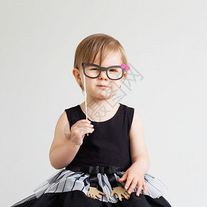 时尚笑一个可爱的小女孩肖像带着有趣的照片道具纸杯眼镜白色背景乐趣图片