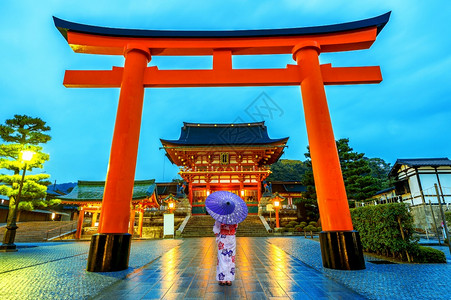 步行在日本京都FushimiInari神社传统日本教的亚裔妇女艺妓裙子图片