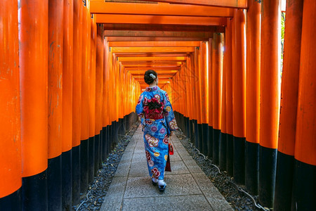 小路步行亚洲在日本京都FushimiInari神社传统日本教的亚裔妇女图片