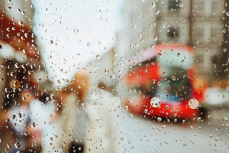 地标雨滴伦敦的玻璃和红色公交车灯光模糊背景多云的图片