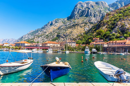 黑山布达瓦载有船只和游艇的Kotor码头美丽的港口风景黑山反射图片