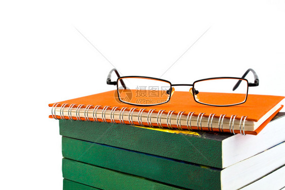 传统的离开白背景上孤立的橙子笔记本和眼镜写作图片