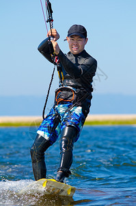 在阳光明媚的夏日风筝在水上移动亚洲人紧张一种图片