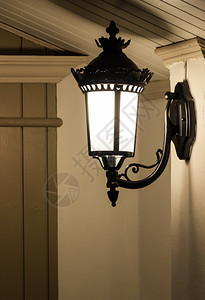 在欧洲时装屋前的单灯笼明亮黑暗夜晚图片