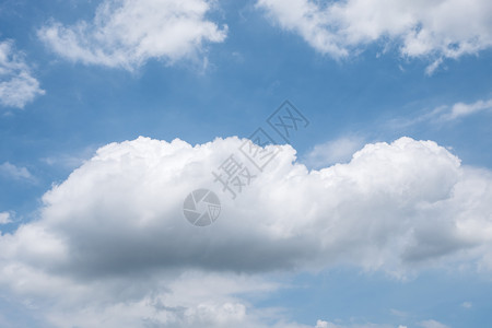 宁静夏天大云在蓝色的空中飘浮着时间自由图片