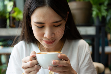 美丽的城市桌子妇女坐在咖啡店里喝的时间图片