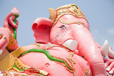 在大粉红色上的GaneshStatueGanesh以说谎的方式莲花动物加纳帕蒂图片