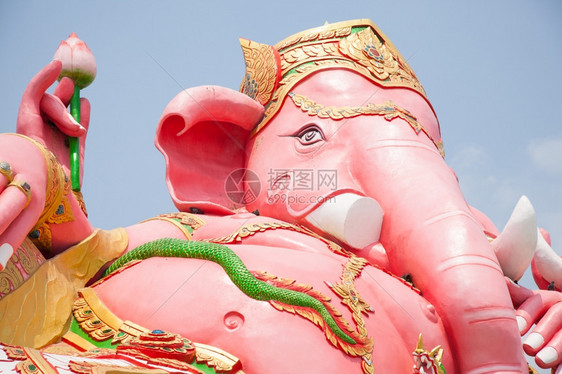 在大粉红色上的GaneshStatueGanesh以说谎的方式莲花动物加纳帕蒂图片