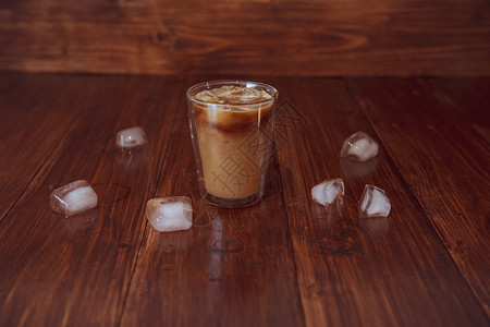 饮料冰咖啡加块在桌边的咖啡加块镇柔软的图片