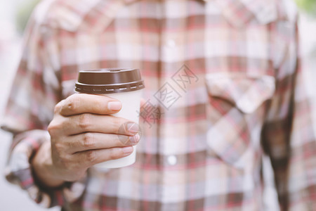 木制的老男人每天早上喝咖啡热早晨图片