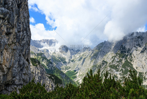 欧洲a显示Zugspitze的峰顶白云岩冬天图片