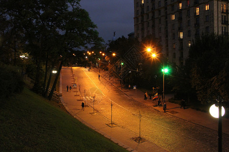 灯笼点亮的夜晚街道基辅的街道城市的灯光夜间照亮的基辅街道全景夜晚的城市灯晚的光发地标乌克兰图片