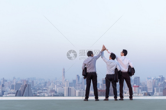 头脑风暴商业团队合作人站在大楼顶端握手展示成功并透过城市企业团队合作概念的风景看一城市企业团队合作概念的风景人们全球图片