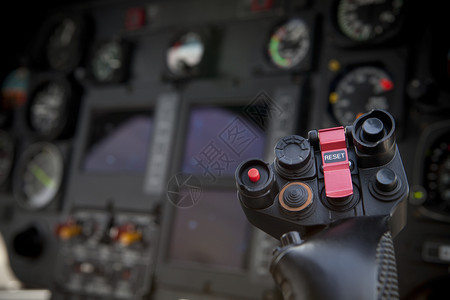 深度座舱侧面飞行员驾驶舱中的直升机控制杆飞图片