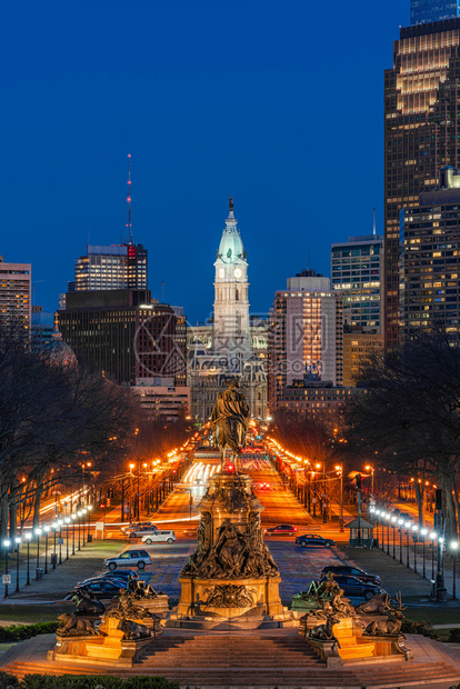 市椭圆形联合的乔治华盛顿雕像在费城市厅的奥德街乔治华盛顿雕像的场景美利坚合众国或黄昏时具有城市风景背历史和旅游文化概念图片