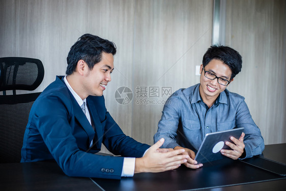 亚洲商人和团体利用笔记本为商业伙伴使用亚洲商人和团体讨论会议文件和想法商业妇女笑着开心工作的文件想法和工作合伙男人沟通图片