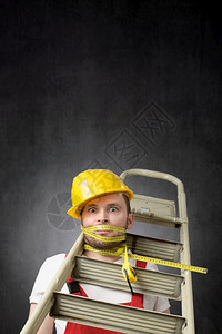服务装修总体有梯子和测量磁带的笨建筑工人和一个有测量磁带的笨工人肖像图片