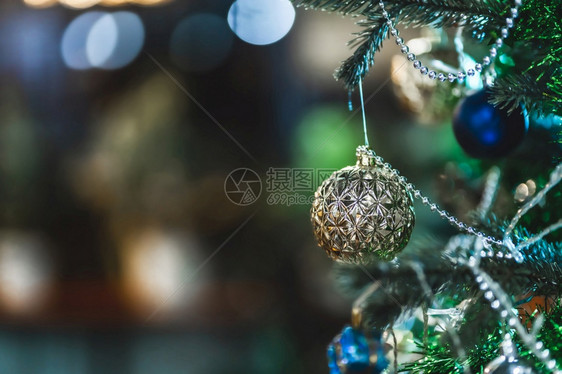 圣诞树上的装饰品图片