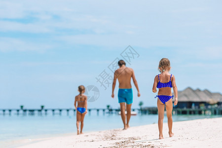 夏天为人父母们快乐的亲和可爱小孩在热带海滩玩得开心家庭假期快乐的父亲和他可爱小女儿在热带海滩玩得开心图片
