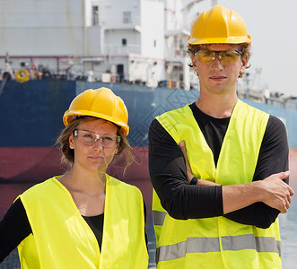 布依两名工程学生在一家港口技术实习期间当着一艘大型货船的面摆着两个工程学生的姿势自信教育图片