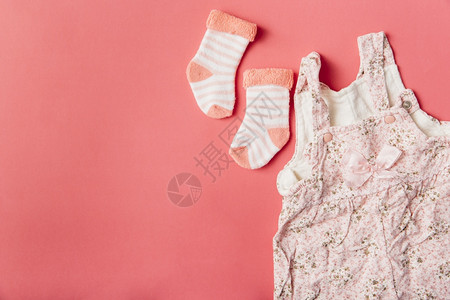 双袜子婴儿连衣裙亮色背景分辨率和高品质美丽照片双袜子婴儿连衣裙明亮彩色背景高品质和分辨率美丽照片概念时尚有色冬天图片