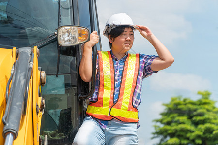 亚洲女工程师正站在背影上看着建筑工地男女能力平等的概念是男人和女之间平等的能力概念一面AC54970第1段地点卡车女士图片