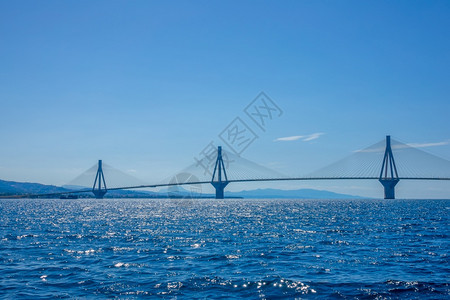 晴天现代的自然希腊大桥RionAntirion3个高塔位于科林斯湾的有线架桥上在阳光明媚的天气下横跨科林斯湾图片