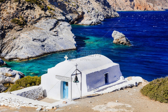 受欢迎的希腊AgiaAnna小教堂和海滩雪橇的奥摩戈斯岛景象自然观图片