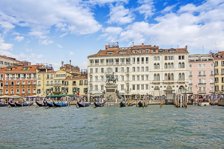 威尼斯美丽的建筑物贡多拉斯桥梁和运河的景象天主教全地标图片