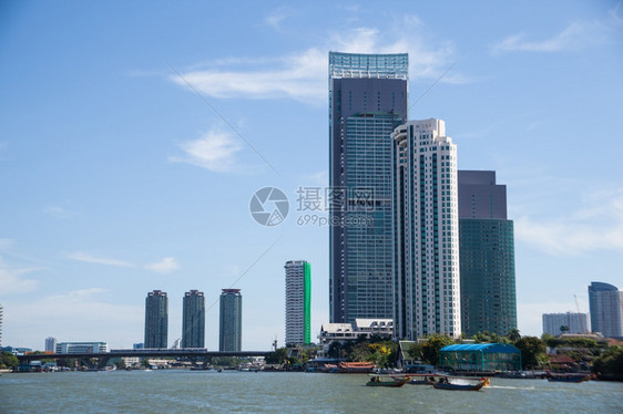 沿着旅游在泰国曼谷ChaoPhraya河沿一栋靠近流交通便利的建筑物上一座位于泰国曼谷ChaoPhraya河沿线一种图片