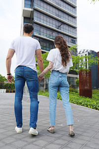 楷模时尚的年轻夫妇在户外共度时间迷人的女和帅男在街上摆姿势肖像城市的图片