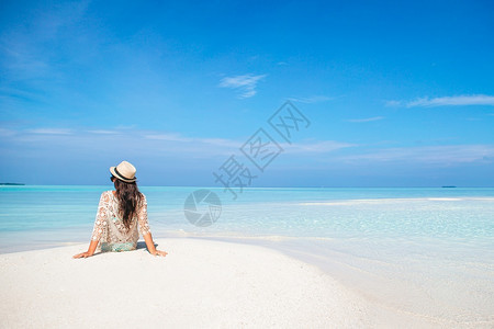 目的地成人在白色沙热带滩上放松的年轻美女海滩度假的年轻美丽女子在海滩度假关心图片