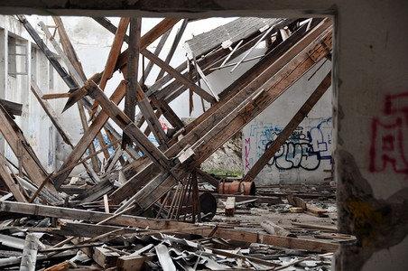 毁了建筑学肮脏的废弃房间旧工厂垃圾堆和涂鸦图片
