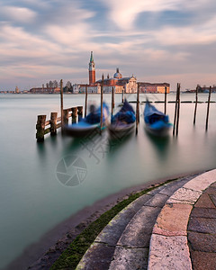 日落建造意大利威尼斯的泻湖贡多拉和圣乔治马焦雷教堂旅游图片