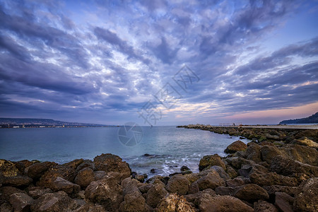 海景早晨悬崖滨上满是美丽的云彩阴凉风景图片