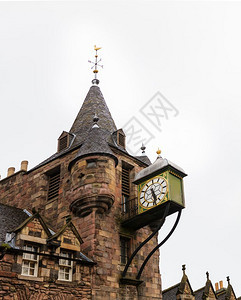 爱丁堡旧城历史里程碑卡农盖特托尔布在阴云的一天拍摄英国里建筑的图片