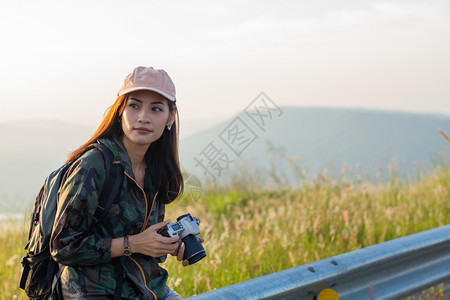 自然在日出海边山峰拍摄照片时观看的有背包女亚洲蓝色的人图片