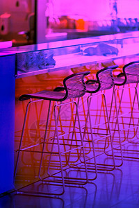 模糊近边栏垂直拍摄时空的凳子列Neon彩色明亮的夜店图片