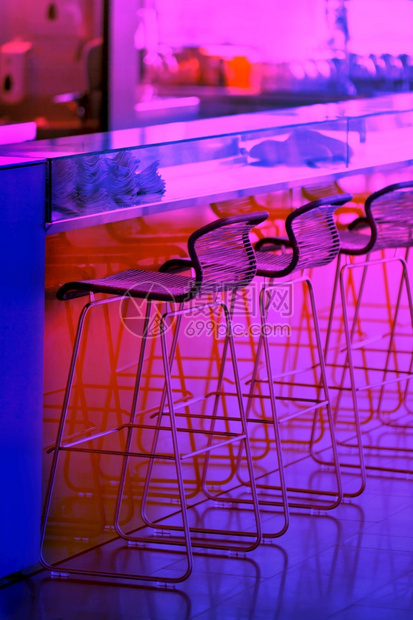 模糊近边栏垂直拍摄时空的凳子列Neon彩色明亮的夜店图片