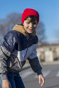 玩滑板游戏的小孩运动员城市的公园男人图片
