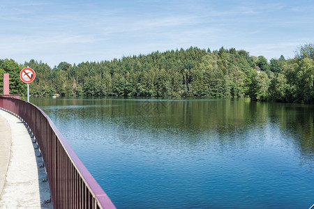浪漫的体积罗伯维尔湖是欧洲比利时马尔米迪市附近的人工湖水量为80立方米面积为062平方公里湖泊位于高芬斯公园华氏河大坝建于192图片