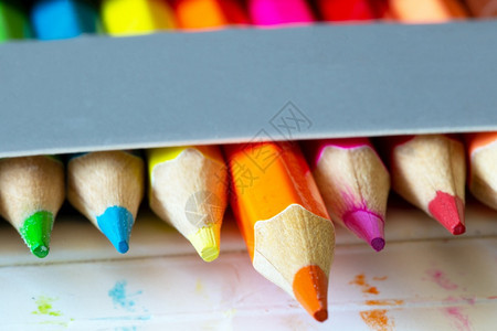 粉色的团体调板纸盒灰中的彩色铅笔虹橙铅笔突出宏观学校或办公用品背景纸盒灰色中的彩铅笔学校或办公用品图片
