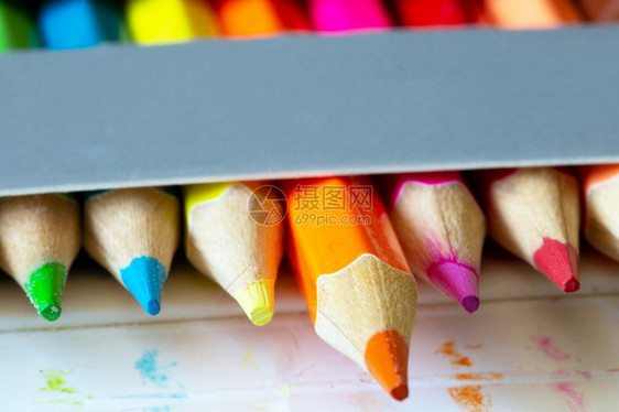 粉色的团体调板纸盒灰中的彩色铅笔虹橙铅笔突出宏观学校或办公用品背景纸盒灰色中的彩铅笔学校或办公用品图片