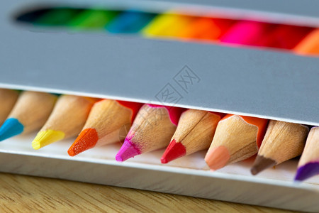 光谱灰色的纸盒中彩色铅笔虹橙铅笔突出宏观学校或办公用品背景纸盒灰色中的彩铅笔学校或办公用品出去图片
