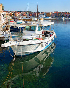 克罗地亚得里海沿岸的Rovinj港景船镇旅游的图片