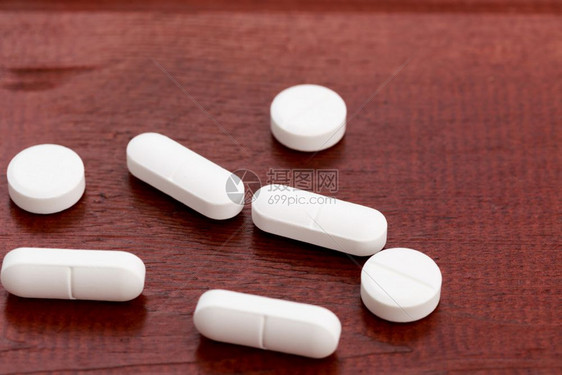 处方药用生病的木桌上各种白药丸木桌上各种白药丸堆图片